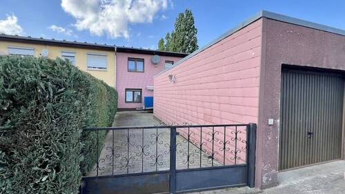 Vorderansicht mit Blick auf Hof und Garage - 5 Zimmer Reihenmittelhaus zum Kaufen in Lutherstadt Wittenberg