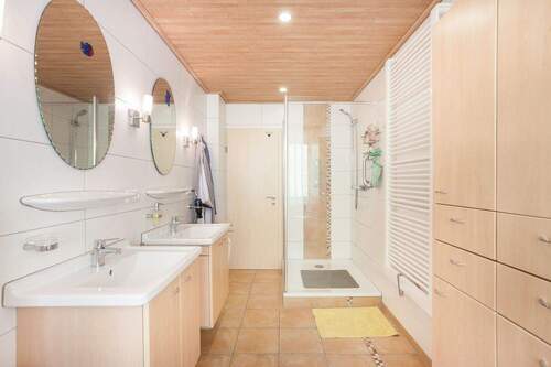 bad-002.jpg - 5 Zimmer Mehrfamilienhaus, Wohnhaus in Lüdenscheid