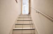 massive Treppe vom EG in das UG - 