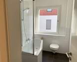 Bad mit Fenster + Wanne - 3 Zimmer Etagenwohnung in Wedel