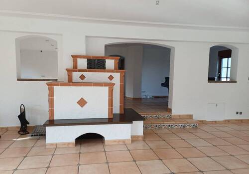 großer offener Wohn-Essbereich mit Kachelofen - 