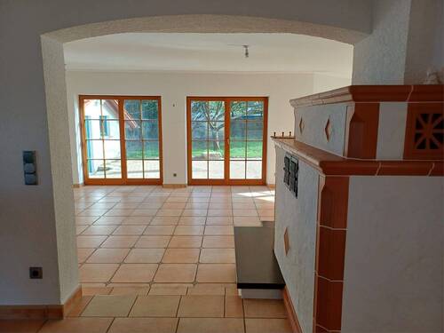 großer offener Wohn-Essbereich mit Kachelofen - 