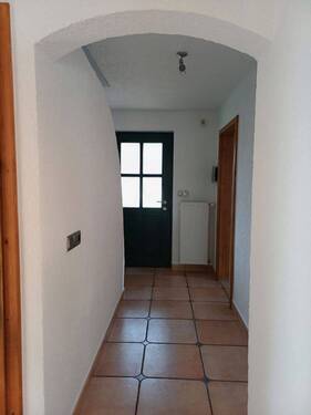 Flur und seilich ein Arbeitszimmer - 