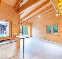 Attraktiver KFW40-Holzmassivbungalow mit 2 Zimmern, PV, Garten, Stellplatz und moderner Ausstattung - Bayerbach Mausham