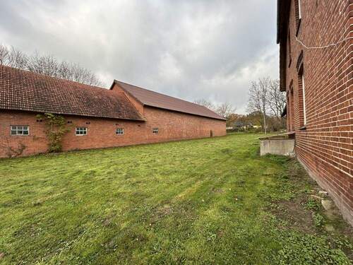 Fläche neben dem Gebäude - 