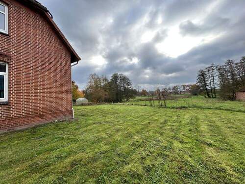 Fläche neben dem Gebäude mit Sicht zum Garten - 