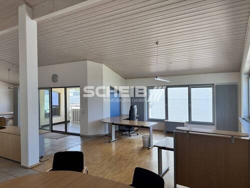 offen, hell, freundlich - Schöne Bürofläche im Obergeschoss mit Balkon und Stellplätzen