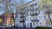 Frontansicht - Herrschaftliche Altbauwohnung mit 4 Zimmern und Balkon ideal für Familien oder Paare mit Anspruch