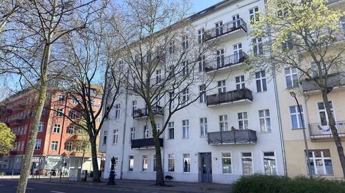 Frontansicht - Herrschaftliche Altbauwohnung mit 4 Zimmern und Balkon ideal für Familien oder Paare mit Anspruch