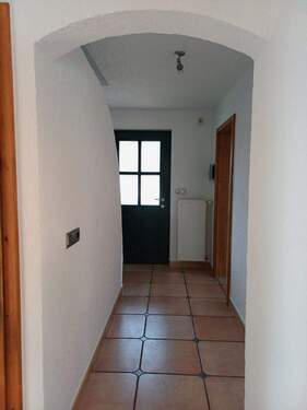 Flur und seilich ein Arbeitszimmer - 