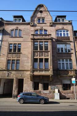 Gebäude Vorderansicht - Stilvoller Altbau – Großzügiges Wohnen für die ganze Familie mit historischem Charme
