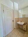 Badezimmer mit Badewanne und Tageslichtfenster - 