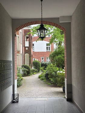 blick in den Hof - 2-Raum Wohnung mit Wohnküche, Balkon und Aufzug im Güntzelkiez