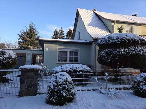 Vorderansicht mit Garage - DHH - Haus auf super Grundstück - inkl. Ferienbungalow - ruhige und beliebte Lage