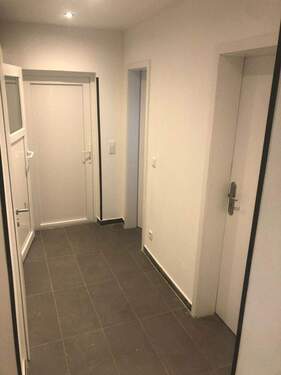 FLUR ZU SANITÄRBEREICH - 