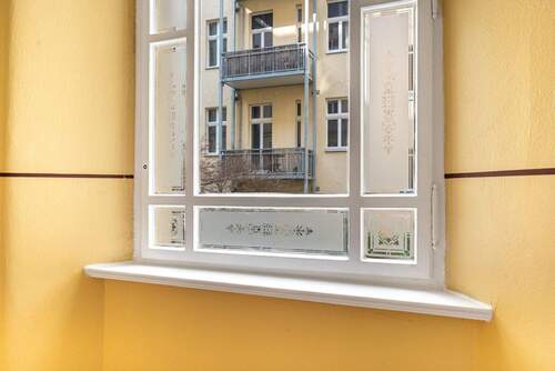 Aufgearbeitete Altbaufenster im Treppenhaus - 