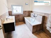 Bad OG-Doppelwaschtisch und Badewanne-rechte DHH - 
