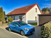Straßenseite mit Garage und Stellplatz - Einfamilienhaus mit 137,00 m&sup2; in Falkenstein zum Kaufen