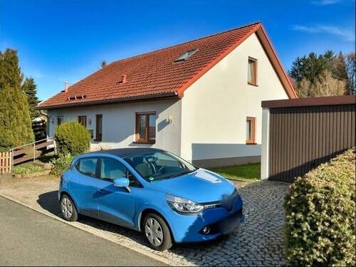 Straßenseite mit Garage und Stellplatz - Einfamilienhaus mit 137,00 m&sup2; in Falkenstein zum Kaufen