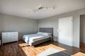Schlafzimmer mit Balkon - 