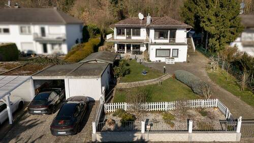 Hausansicht mit Garagen - 