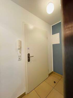 Eingangstür FEWO - 3 Zimmer Etagenwohnung zum Kaufen in Middelhagen