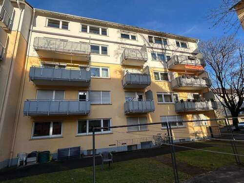 Hausansicht - Geräumige 4 Zimmer Wohnung in Freiburg - Zähringen