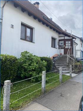 Haus Eingang - 6 Zimmer Doppelhaushälfte zum Kaufen in Mühlingen / Zoznegg