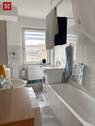 .. mit Badewanne und Fenster - 