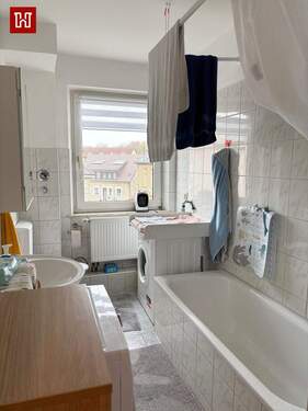 .. mit Badewanne und Fenster - 