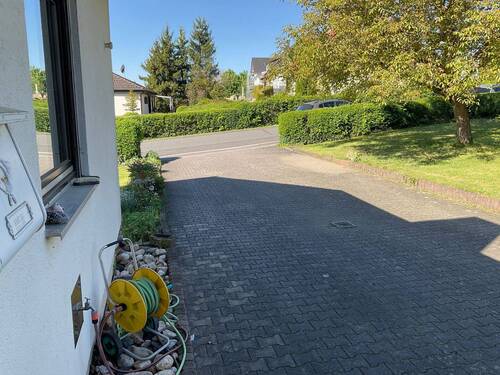 Einfahrt - 9 Zimmer Mehrfamilienhaus, Wohnhaus in Burgpreppach