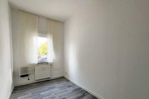 Schmales Schlafzimmer EG - 