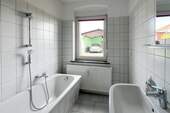 Tageslichtbad mit Wanne im EG - 
