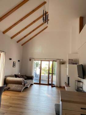 Wohnzimmer mit neu gestalteter Decke - 