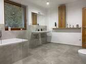 mit Dusche und Badewanne - 