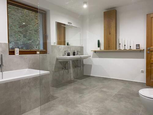 mit Dusche und Badewanne - 