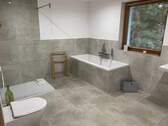 schickes, neues Badezimmer - 