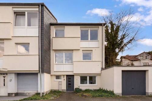 Haus Frontansicht - Familienglück in Metzkausen: modernisiertes Reihenendhaus mit Garten & Ausbaupotenzial