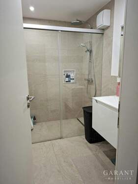 Begehbare Dusche mit Waschbecken - 