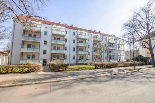 Ansicht Straße - In der Herrichtung, 3 Zimmer mit Badewanne und Balkon