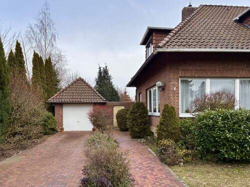 Hofauffahrt mit Garage - 6 Zimmer Einfamilienhaus in Diepholz