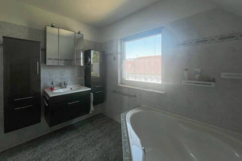 Eckbadewanne und Dusche - 