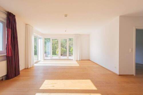 Wohnzimmer mit Austritt zur Terrasse - Etagenwohnung mit 138,80 m² in Rendsburg zum Kaufen