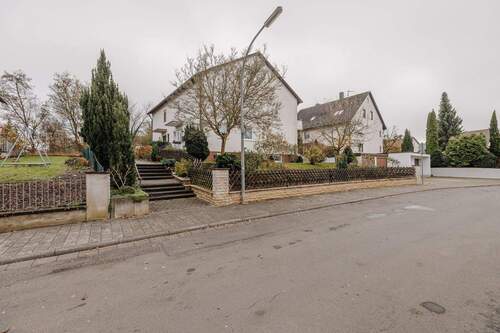 Ansicht Straße - Doppelhaushälfte mit 130,00 m&sup2; in Forchheim zum Kaufen