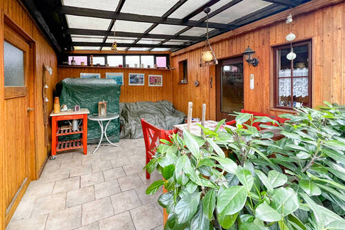 Terrasse zwischen Wohnhaus und Gartenhäuschen - 