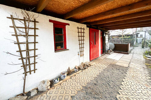 Blick vom Carport zur Garage - Doppelhaushälfte mit 96,30 m&sup2; in Unstrut- Hainich /Großengottern zum Kaufen