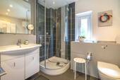 EG Badezimmer Ansicht 2 mit Duschkabine - 