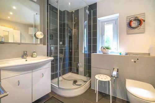 EG Badezimmer Ansicht 2 mit Duschkabine - 