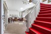 EG Wohnzimmer mit Holztreppe - 