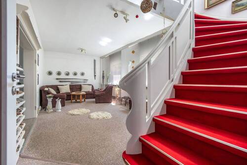 EG Wohnzimmer mit Holztreppe - 